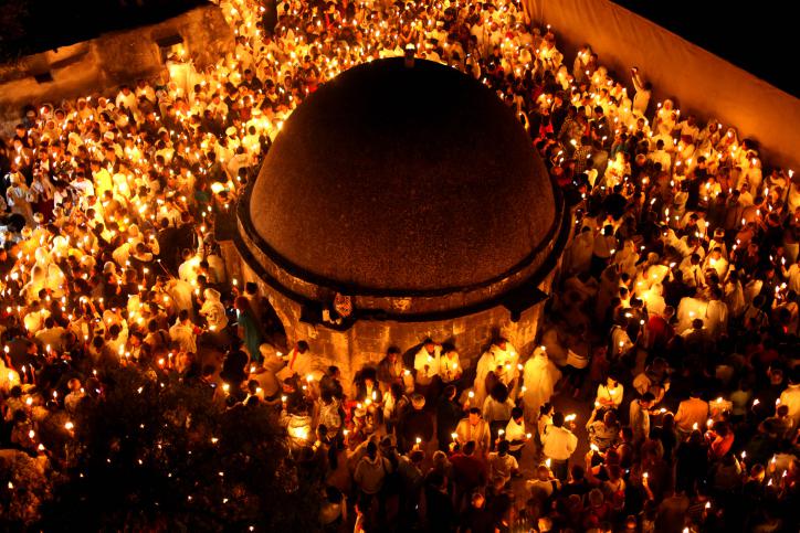 April 2022 | Holy Fire lights up Jerusalem‘s Holy Sepulchre